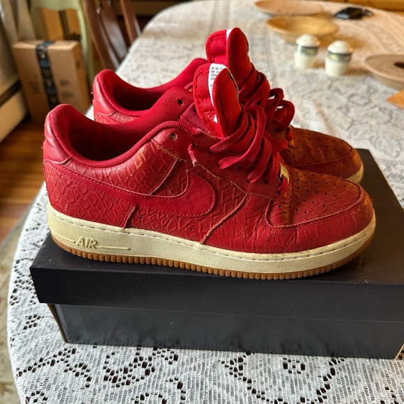 Red Nike Air Force 1s size 9 - Picture 2 of 8